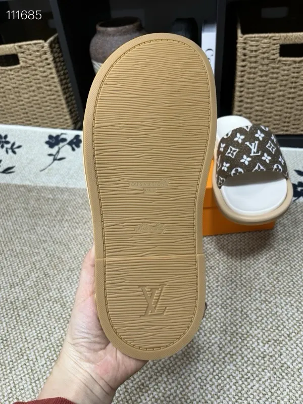 P320💰[New model] Long-term availability, 2025 new model, couple model [LOUlS VUlTTON] comes with drawer box, bag, card, invoice "Louis Vuitton ~ unique modern sandals. 》LV counter purchasing 🏃Men's and women's casual slippers, sold at the same time at the counter, the original old flower material upper is soft and comfortable, (refuses to discolor and rub the feet) sole: original factory special combination original sole, code number: 35--46 4 multiple colors 🉑️ to choose from